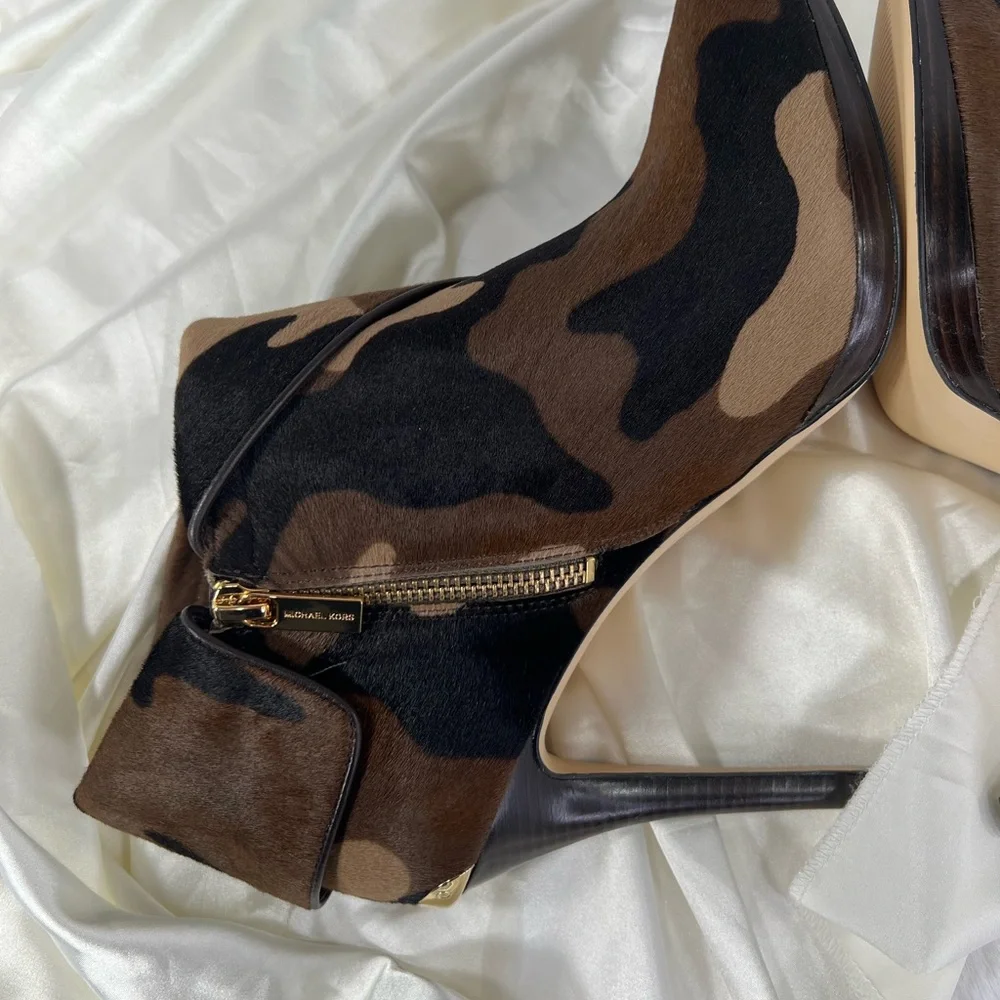 Set Michael Michael Kors Real Hair Calf Camo Heel 11 & Camo Clutch $513 NEW - Picture 4 of 17